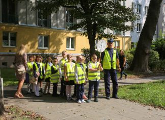 Bezpieczna droga do szkoły z udziałem małopolskich policjantów ruchu drogowego