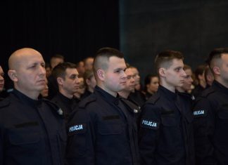 102 nowo przyjętych policjantów wypowiedziało słowa roty ślubowania