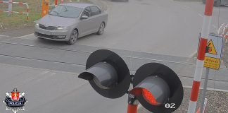 Nieodpowiedzialni kierowcy na przejazdach kolejowych