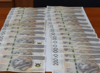 Dwie dziewczynki znalazły prawie 7 tys. złotych. Roztargniony mężczyzna odzyskał zgubione pieniądze