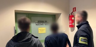 Krakowscy policjanci rozbili szajkę oszustów, zatrzymani „zleceniodawca”, „logistyk” i „odbierak”