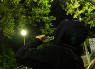 17-latek zatrzymany z narkotykami, rozpijał 13-letnią koleżankę