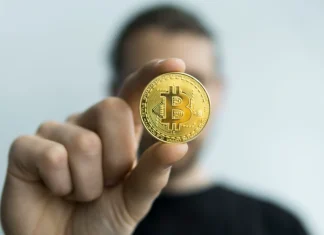 Włoch padł ofiarą oszustów. Stracił niemal 1,7 miliona złotych