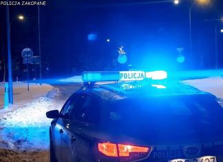 Nieodpowiedzialny kierowca wyprzedził na przejściu…nieoznakowany radiowóz