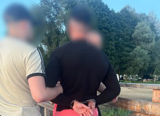 Małopolscy policjanci zatrzymali 46-latka, który dopuścił się publicznego znieważenia na tle narodowym oraz kierował groźby karalne wobec dwóch obywateli Ukrainy